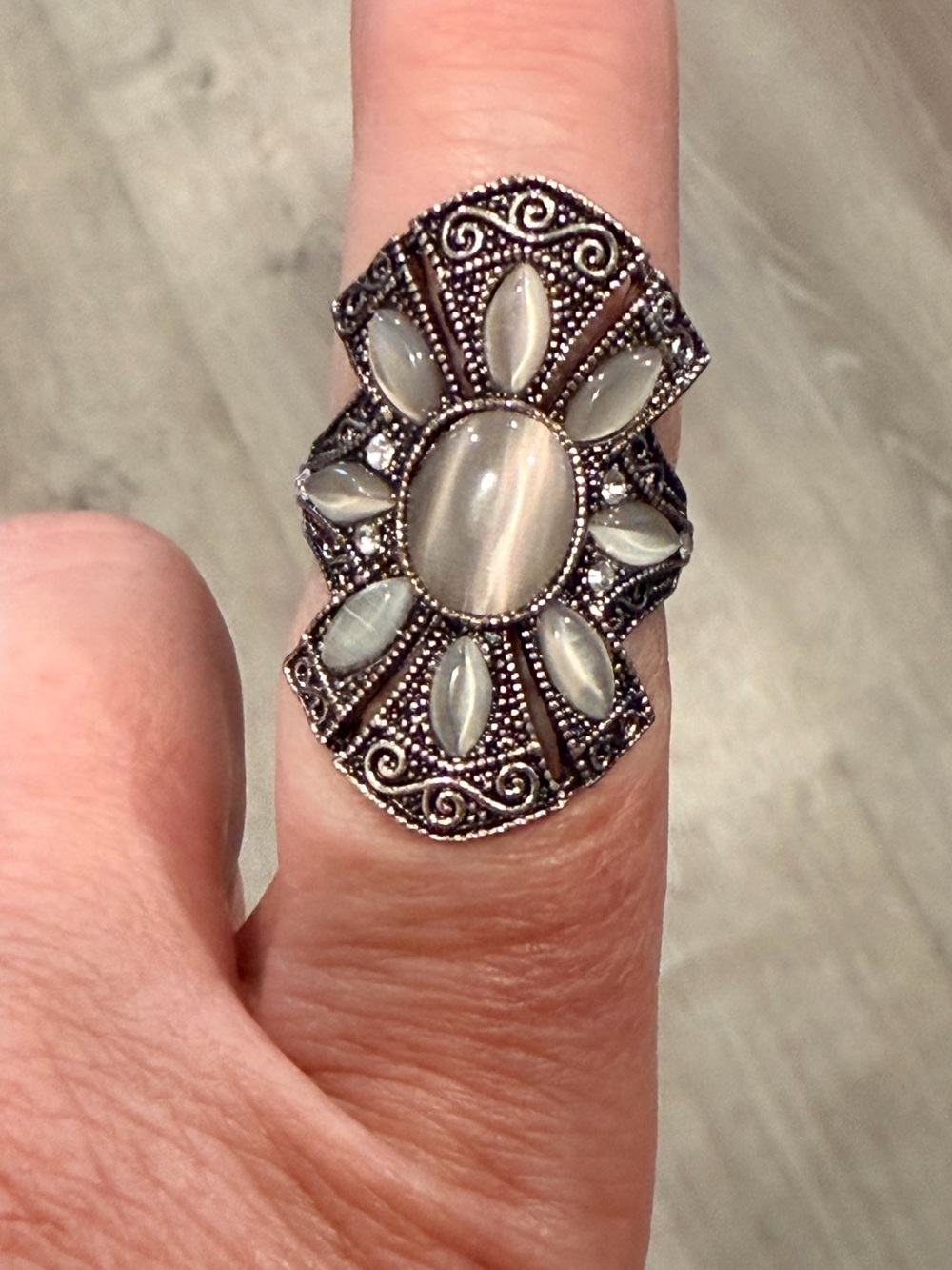 Silver-Tone Vintage Style White Cat's Eye Statement Ring